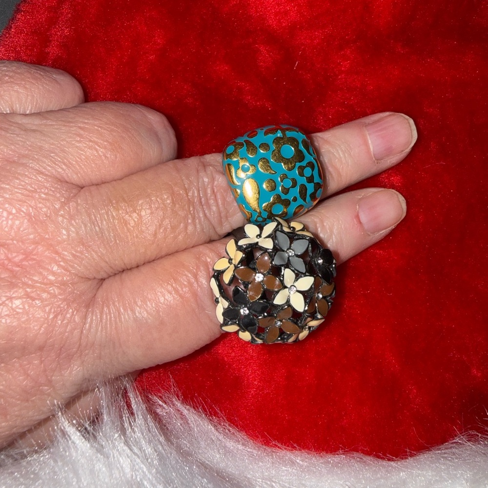 Elegant Turquoise colored and Black brown flowers 
Both rings size 10